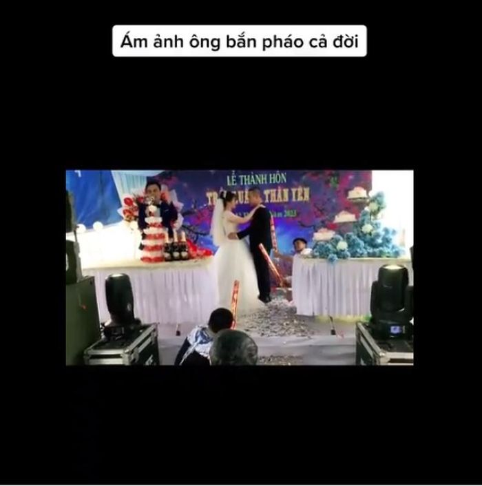 Chuẩn bị hôn cô dâu, chú rể ngã trên sân khấu vì điều này-2