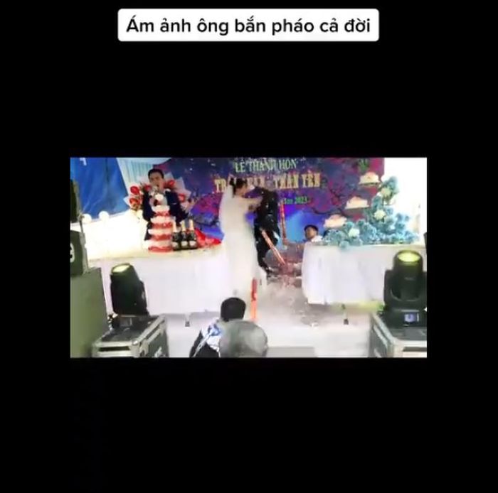 Chuẩn bị hôn cô dâu, chú rể ngã trên sân khấu vì điều này-3