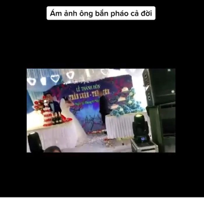 Chuẩn bị hôn cô dâu, chú rể ngã trên sân khấu vì điều này-5