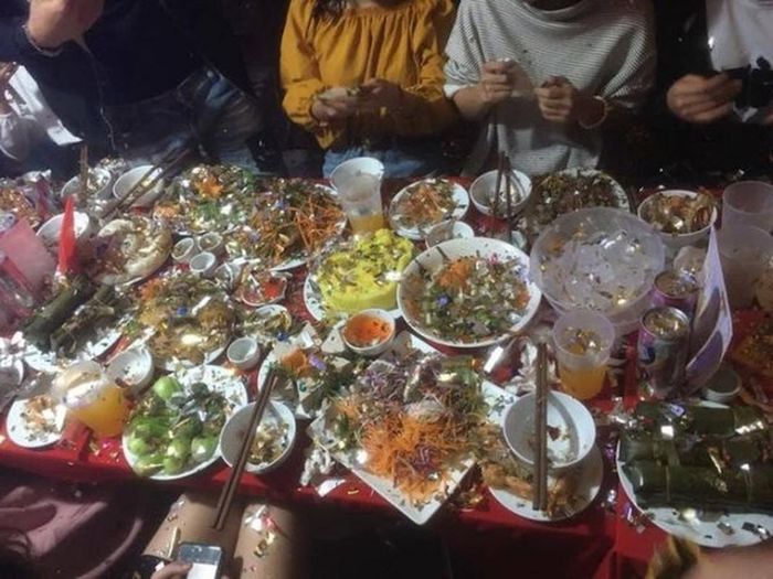 Chuẩn bị hôn cô dâu, chú rể ngã trên sân khấu vì điều này-9