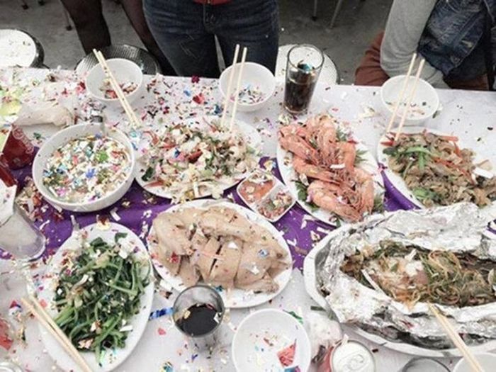 Chuẩn bị hôn cô dâu, chú rể ngã trên sân khấu vì điều này-10