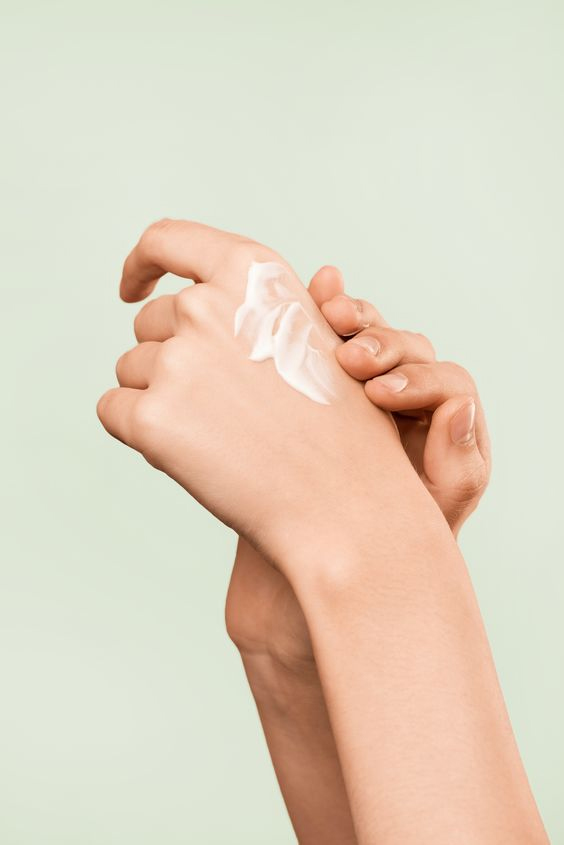 Bôi kem dưỡng da hay kem chống nắng trước?-2