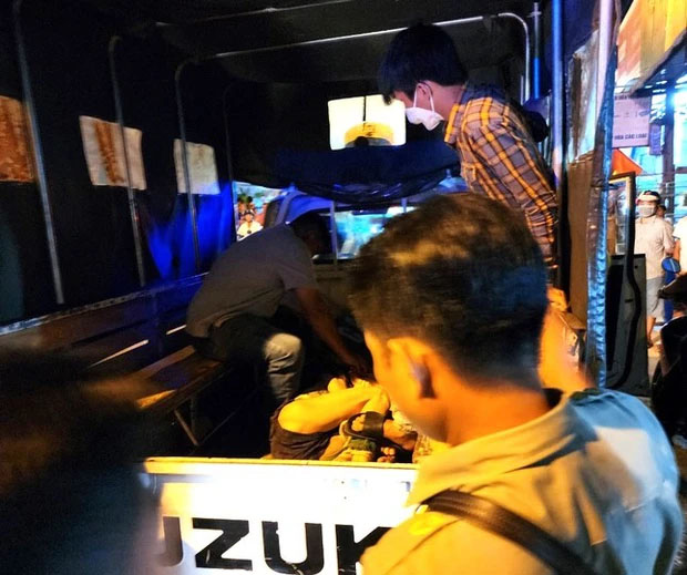 Phá tường giải cứu nam thanh niên chui lọt giữa hai vách tường-2