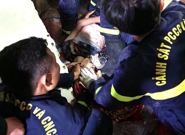 Phá tường giải cứu nam thanh niên chui lọt giữa hai vách tường-1