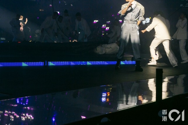 Tình hình nam vũ công bị màn hình led 600 kg rơi trúng người-1