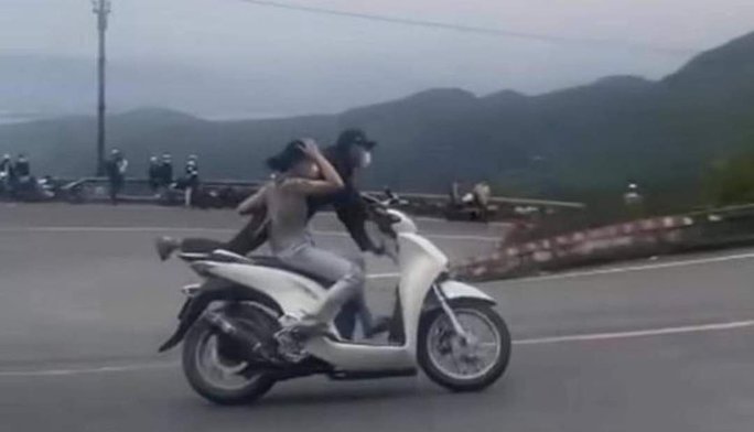 CLIP: Cặp vợ chồng đi xe máy với tư thế không giống ai-1
