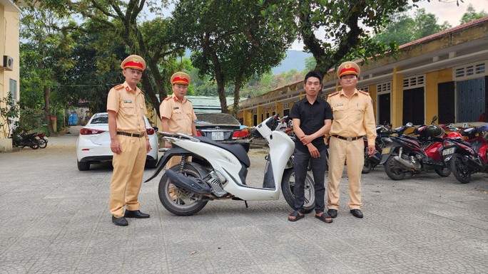 CLIP: Cặp vợ chồng đi xe máy với tư thế không giống ai-2