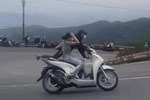 CLIP: Cặp vợ chồng đi xe máy với tư thế không giống ai