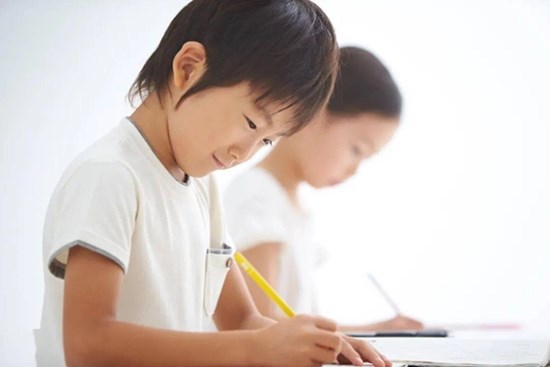 Vị tỷ phú từng nghèo rớt mồng tơi nói: Có 3 thứ cha mẹ phải giáo dục con ngay khi còn nhỏ, cơ hội đổi đời từ đây mà ra!