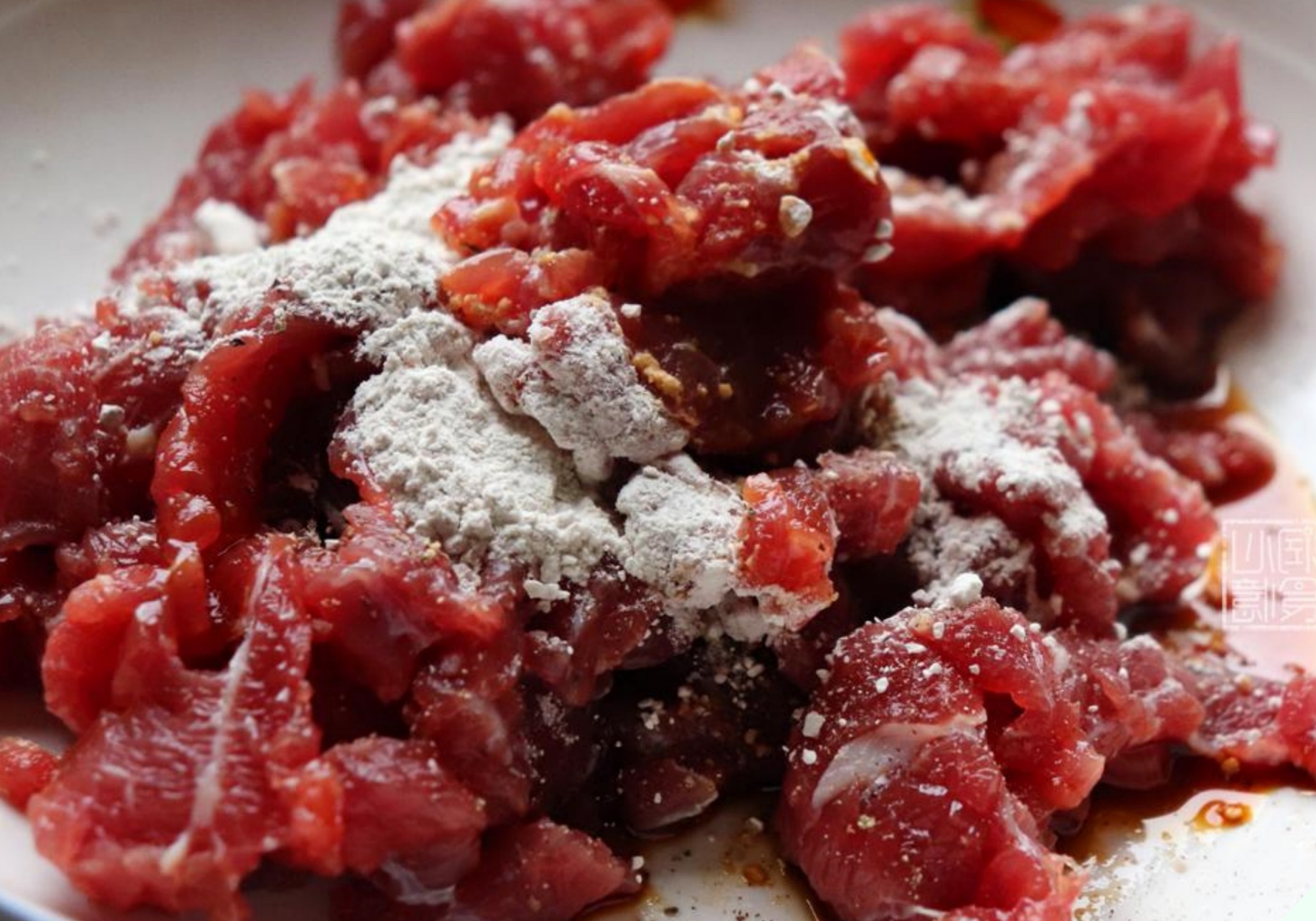 Ướp thịt bò chỉ cho muối là hỏng bét”, cứ thêm 1 thìa này thịt sẽ mềm tan, đậm vị, xào không bao giờ ra nước-6