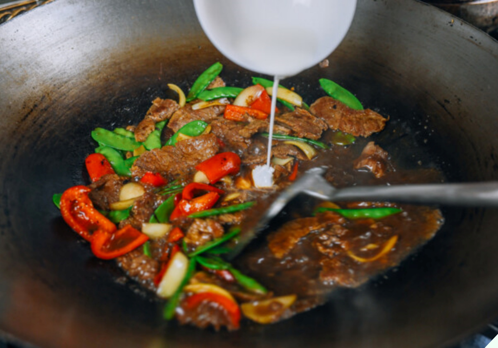 Ướp thịt bò chỉ cho muối là hỏng bét”, cứ thêm 1 thìa này thịt sẽ mềm tan, đậm vị, xào không bao giờ ra nước-12