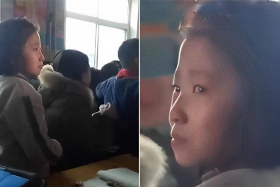 Bé gái bật khóc vì bố mẹ ly hôn không ai đến họp phụ huynh