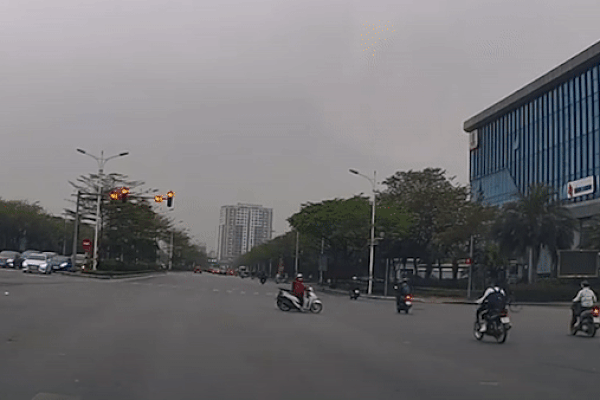 Thanh niên vượt đèn đỏ, lao thẳng vào xe máy
