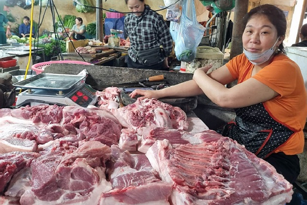 Lợn hơi giảm giá, người nuôi lỗ tiền triệu mỗi con nhưng giá thịt ngoài chợ vẫn cao-2