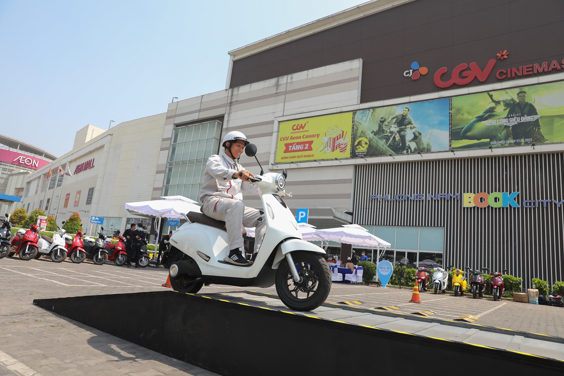 Hàng nghìn người tham gia lái thử xe máy điện VinFast-4