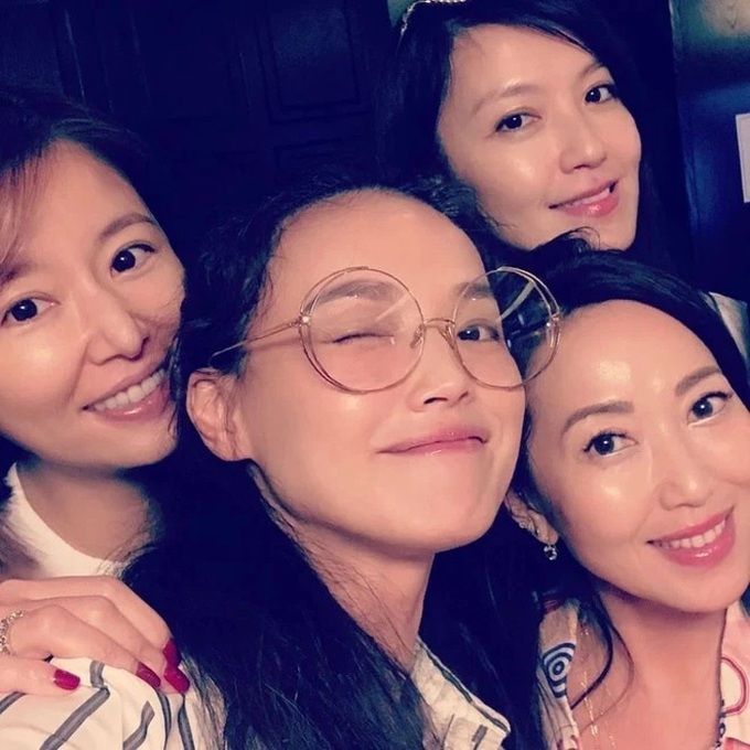 Sắc vóc quyến rũ và cuộc sống an yên của Thư Kỳ ở tuổi 47-9