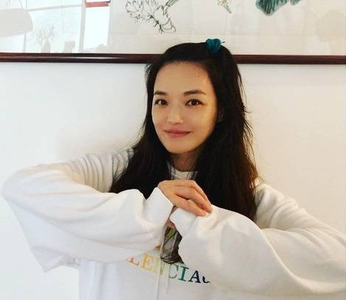 Sắc vóc quyến rũ và cuộc sống an yên của Thư Kỳ ở tuổi 47-11