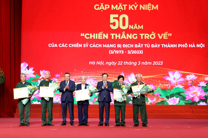 Gặp mặt 552 chiến sĩ cách mạng nhân kỷ niệm 50 năm chiến thắng trở về”-10