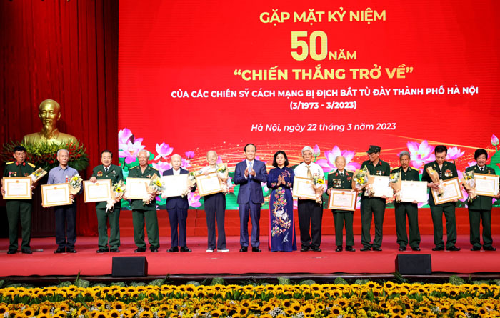 Gặp mặt 552 chiến sĩ cách mạng nhân kỷ niệm 50 năm chiến thắng trở về”-11