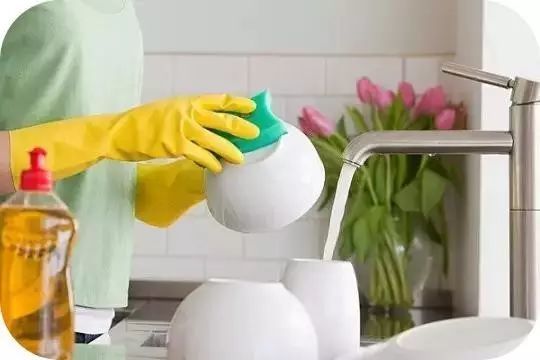 Ngâm bát đĩa trước khi rửa là sai lầm! Vi khuẩn sẽ tăng gấp 7 lần nếu bát đĩa không được rửa đúng cách-3