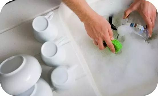 Ngâm bát đĩa trước khi rửa là sai lầm! Vi khuẩn sẽ tăng gấp 7 lần nếu bát đĩa không được rửa đúng cách-4