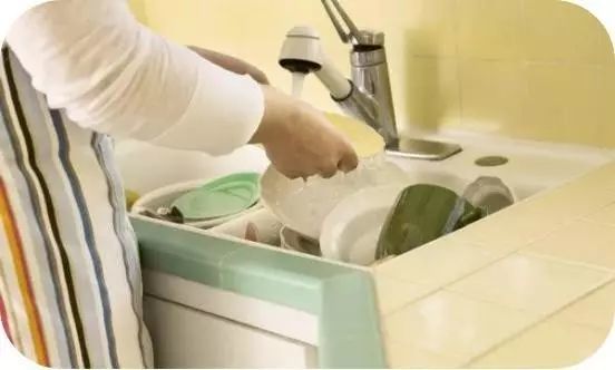 Ngâm bát đĩa trước khi rửa là sai lầm! Vi khuẩn sẽ tăng gấp 7 lần nếu bát đĩa không được rửa đúng cách-5