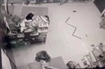 Cô giáo tát liên tiếp vào đầu trẻ chậm phát triển