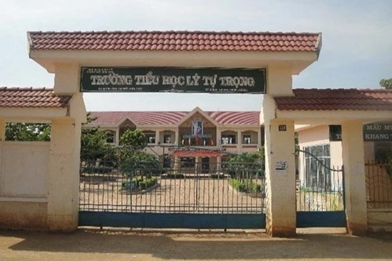 Nhận bóng bay từ người lạ, hơn 30 học sinh bị ngộ độc