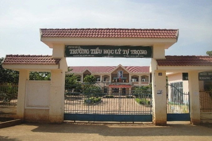 Nhận bóng bay từ người lạ, hơn 30 học sinh bị ngộ độc-1