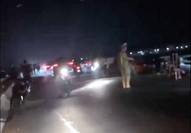 Cô gái đi xe máy lên cầu rồi mất tích, cả trăm người lùng sục trong đêm-3