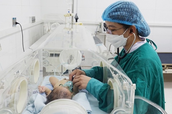 Bé sơ sinh suy đa tạng nghi do mẹ viêm phụ khoa-1