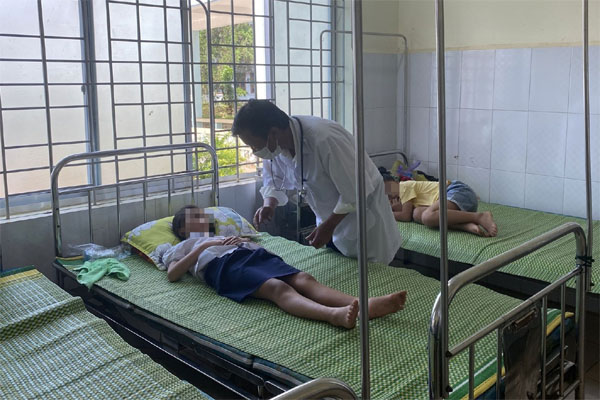 Đã xác định được 4 người tặng bóng bay trong vụ 31 học sinh bị ngộ độc-2