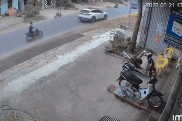 Clip: Tông vào vòng xuyến, ô tô bay lên không như phim hành động-1