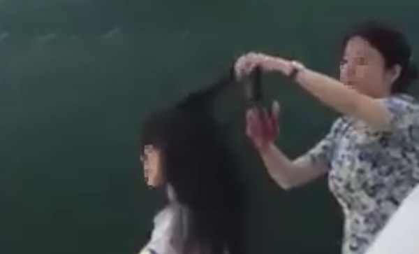 Vụ giáo viên cắt tóc nữ sinh: Cô trò ôm nhau cùng xin lỗi trước lớp-2
