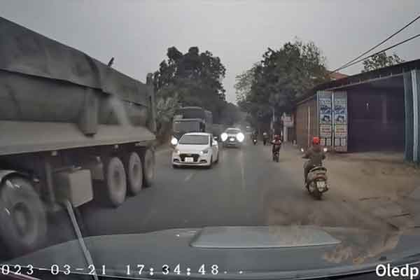 Xe máy lấn làn vượt ẩu, đâm trực diện ôtô-1