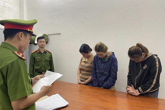 Bắt 3 phụ nữ đóng giả bác sĩ đi khắp các chợ lừa bán thuốc 