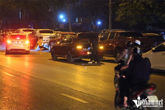 Trăm ô tô đỗ hàng 3 chiếm nửa đường ở Hà Nội