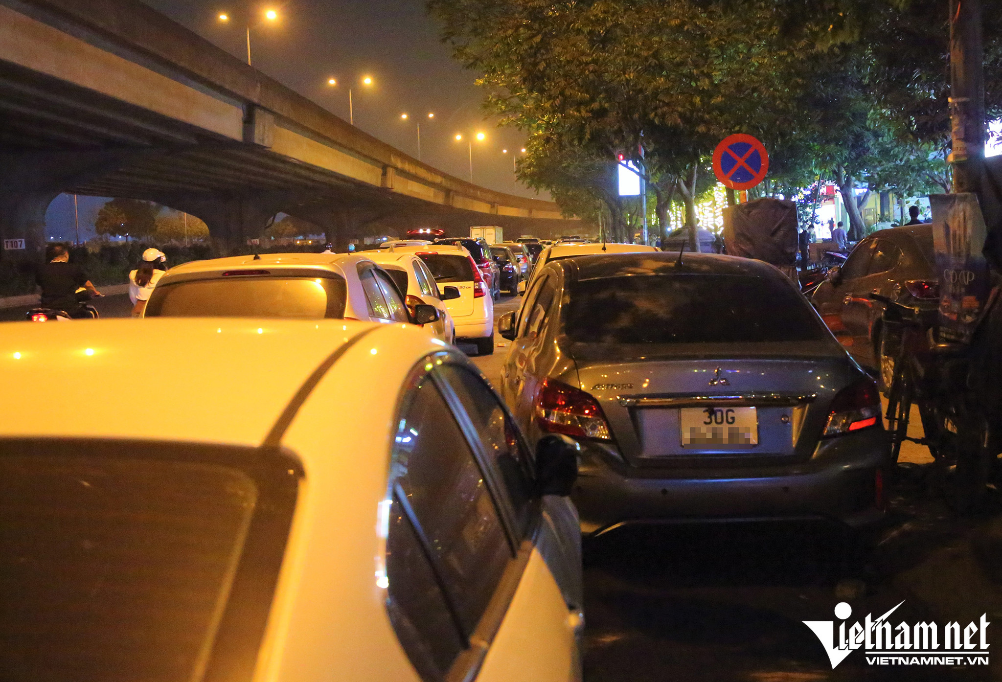 Trăm ô tô đỗ hàng 3 chiếm nửa đường ở Hà Nội-2