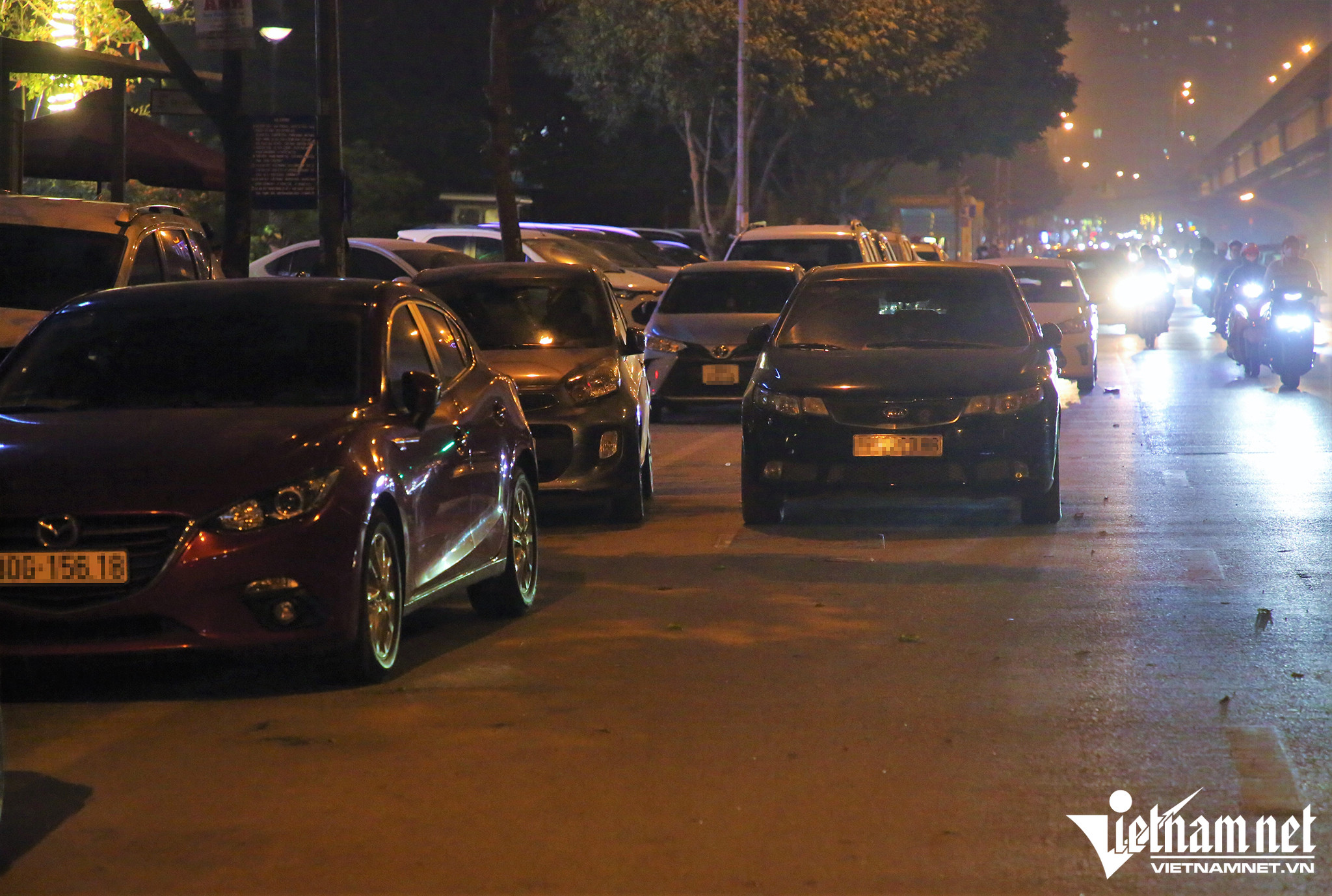 Trăm ô tô đỗ hàng 3 chiếm nửa đường ở Hà Nội-4