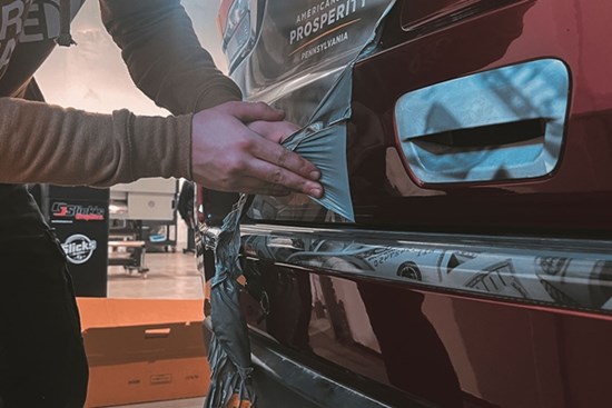 Cách gỡ bỏ decal ô tô hiệu quả và sạch sẽ