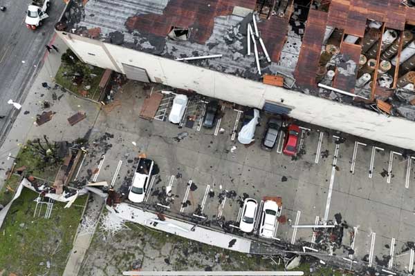 Mỹ: Lốc xoáy ở California, ôtô bay tứ tung-2