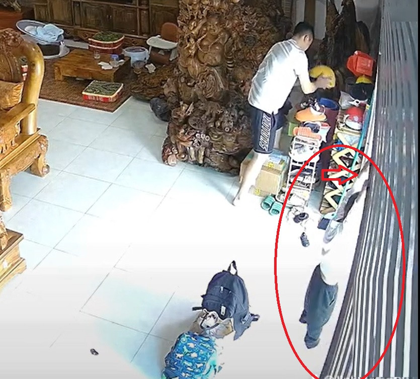 Ông bố trẻ hoảng hốt thấy con trai 3 tuổi lơ lửng trên cửa cuốn-1