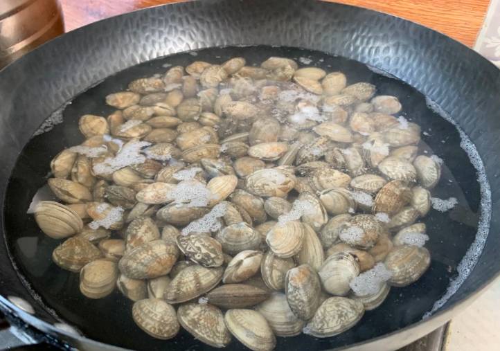 Ngao mua về ngâm với thứ này chỉ 1 tiếng sau là bao nhiêu bùn cát hết sạch tha hồ nấu ăn-3