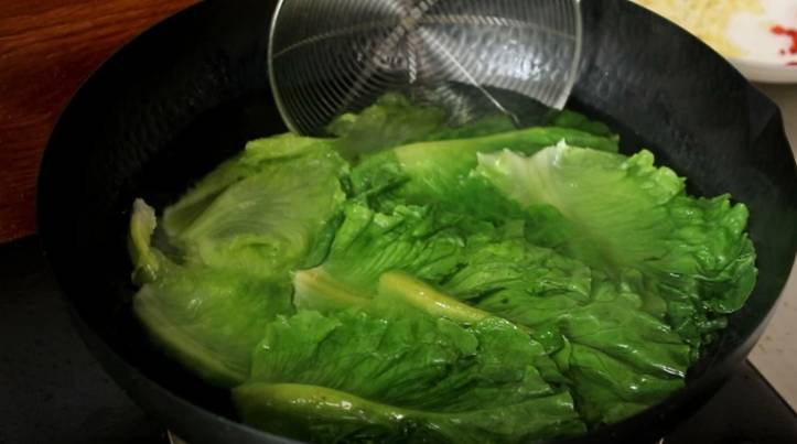 Xào rau cứ cho ra khỏi chảo là thâm đen, đầu bếp mách ngâm với thứ này trước khi nấu rau xanh như ngọc-2