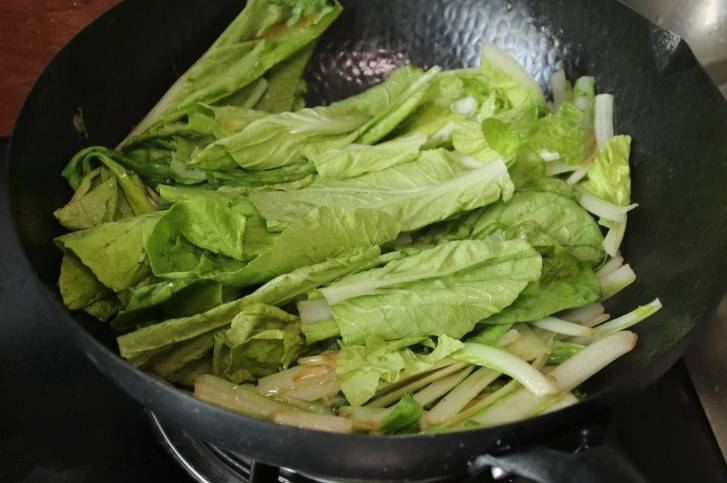 Xào rau cứ cho ra khỏi chảo là thâm đen, đầu bếp mách ngâm với thứ này trước khi nấu rau xanh như ngọc-3