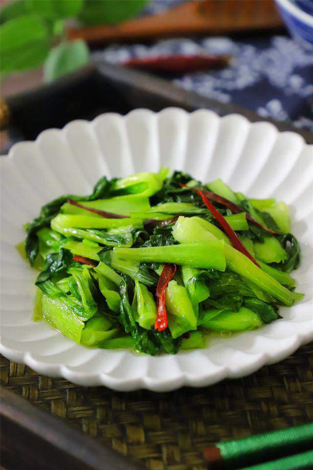 Xào rau cứ cho ra khỏi chảo là thâm đen, đầu bếp mách ngâm với thứ này trước khi nấu rau xanh như ngọc-4