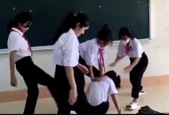 Nhóm nữ sinh lớp 6 đánh bạn trên bục giảng vì 20.000 đồng-1