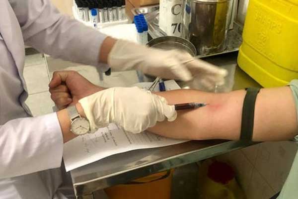 Nam sinh lớp 10 nhiễm HIV sau một lần đón muộn của người mẹ-1