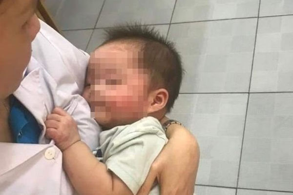 Bé gái một ngày tuổi bị bỏ rơi bên hiên nhà lúc rạng sáng-1