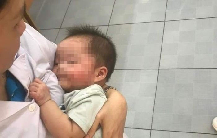 Bé gái 7 tháng tuổi bị bỏ rơi bên vệ đường, người chi chít vết muỗi đốt-1